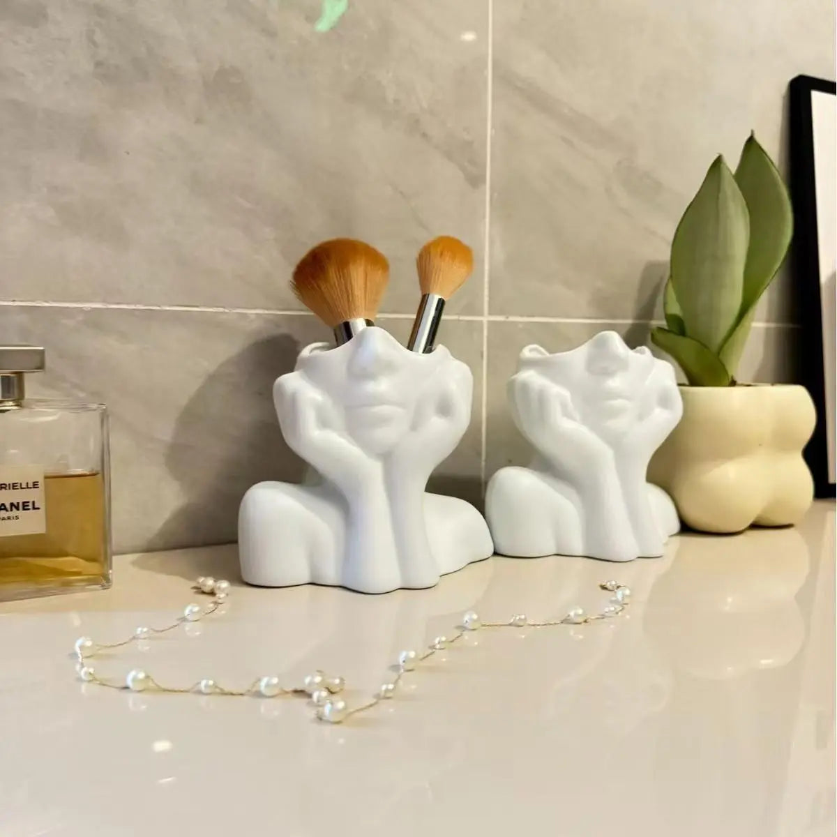 Face-Shaped Makeup Brush Holder - White Vanity Organizer, Cosmetics Organizer Storage, Makeup Tool Organizer with Eyebrow Pencil Slots, Portable & No Assembly Needed for Desk/Bathroom